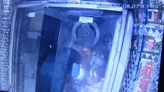 caught-on-cctv-man-steals-from-madhya-pradesh-temple-with-folded-hands-earns-devotee-thief-title